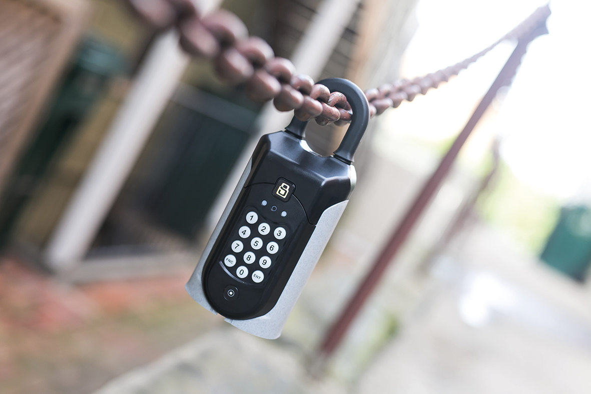 schraeg-hangend-an-kettenzaun